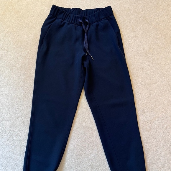 [SOLD] Lululemon On The Fly Joggers - Picture 5 of 5
